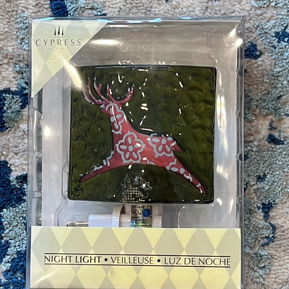 NWT BEAUTIFUL  ARTSY RED REINDEER  NIGHTLIGHT!